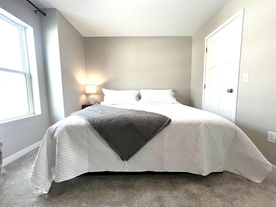 Central Cedar Falls Townhome - King Beds! Bagian luar foto