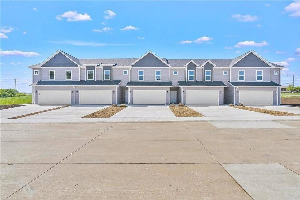 Central Cedar Falls Townhome - King Beds! Bagian luar foto