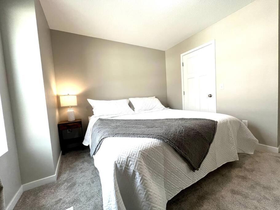 Central Cedar Falls Townhome - King Beds! Bagian luar foto