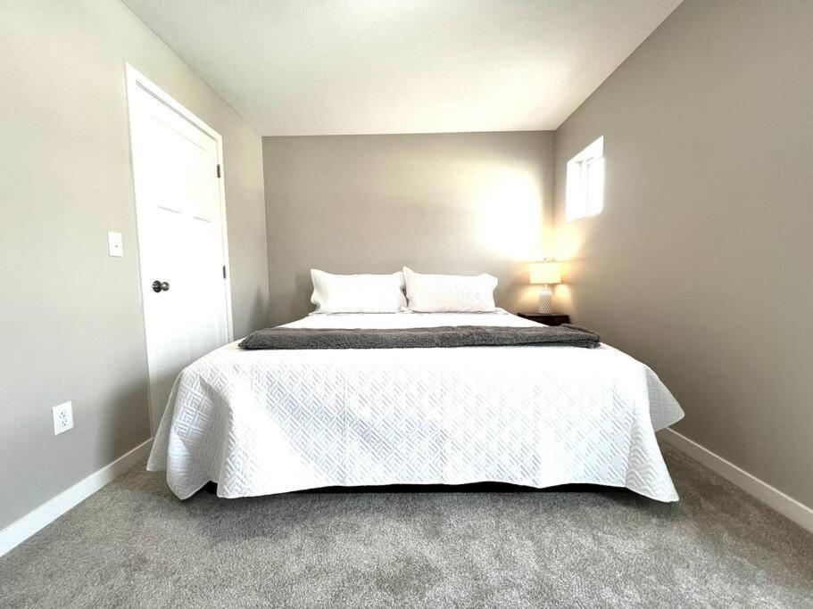 Central Cedar Falls Townhome - King Beds! Bagian luar foto