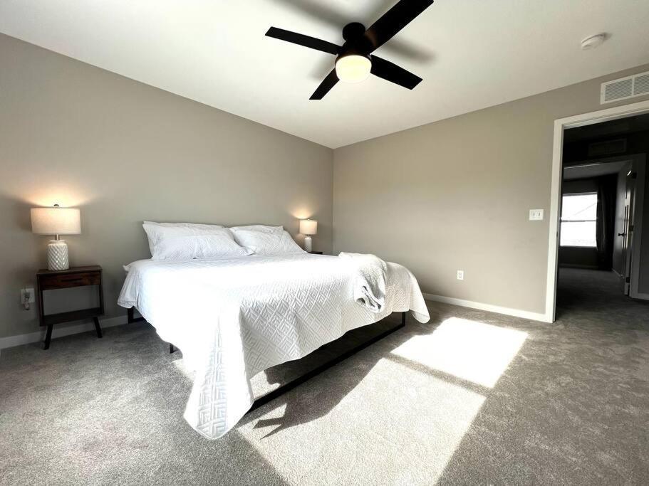 Central Cedar Falls Townhome - King Beds! Bagian luar foto