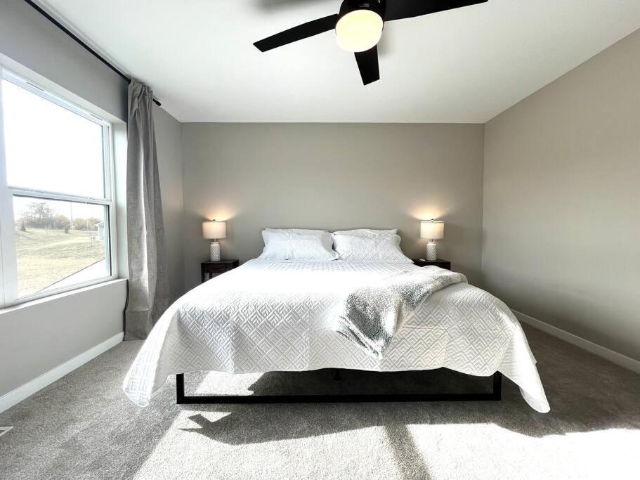 Central Cedar Falls Townhome - King Beds! Bagian luar foto