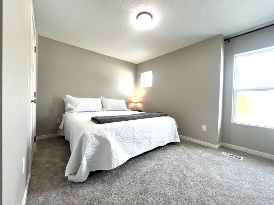 Central Cedar Falls Townhome - King Beds! Bagian luar foto