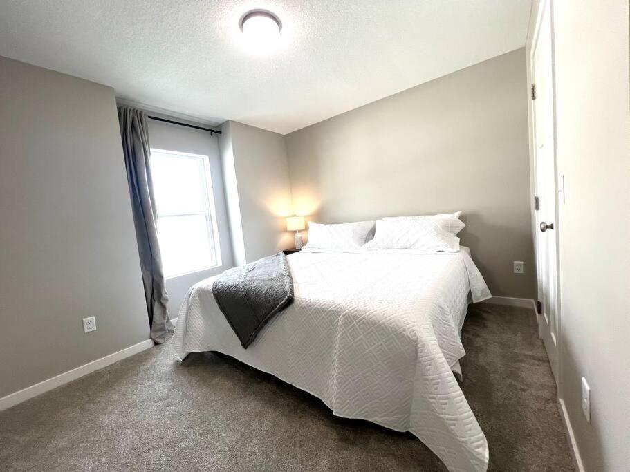 Central Cedar Falls Townhome - King Beds! Bagian luar foto